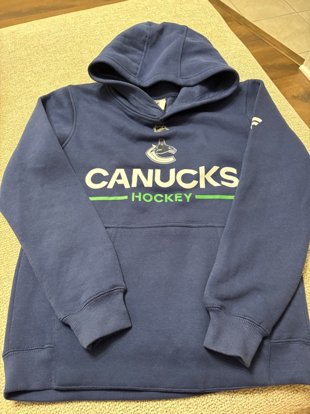 NWOT Vancouver Canucks Navy Hockey Hoodie M 10/12